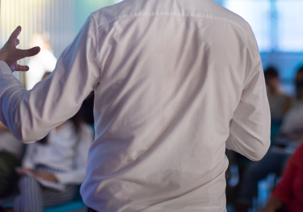 企业会议上的演讲者照片图片下载