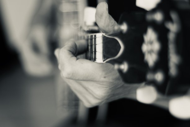 靠近弹奏班卓琴的手图片下载