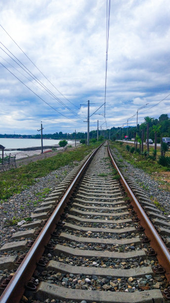 铁路在蓝天下延伸开去图片下载