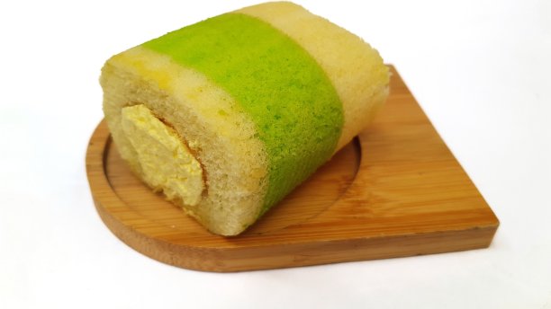 奶油榴莲蛋糕卷，白色背景图片下载