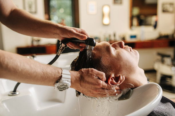 在理发店的专用水槽中为顾客洗手图片下载