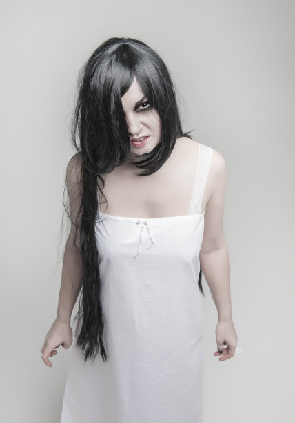 神秘的女巫，灰色的恐怖女人图片下载