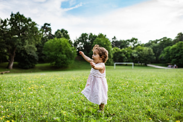 小女孩的第一步图片下载