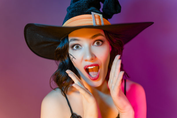 穿着黑女巫服装的年轻女人图片下载