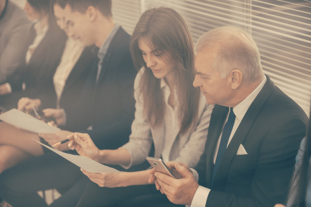 一组填写面试表格的候选人图片下载