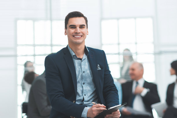 关闭了。研究商业文件的财务顾问图片下载