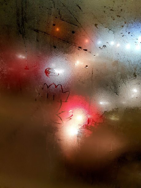 孩子们对城市交通雾蒙蒙的玻璃的积极描绘图片下载