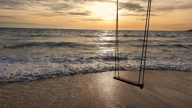 日落海滩和秋千图片下载