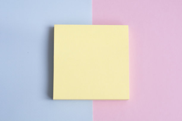 粉色和蓝色背景的便条贴纸。图片下载