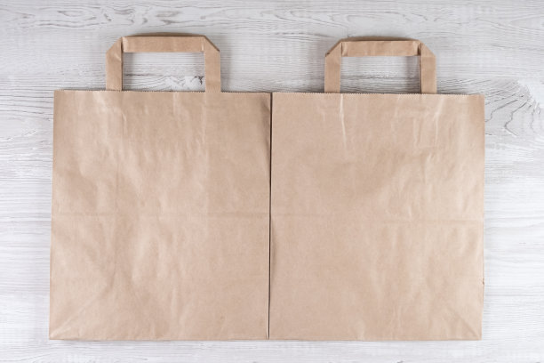 白色木桌上放着两个棕色的生态纸袋。放置标识的位置图片下载