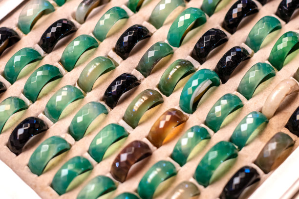 许多绿色和黑色的玉环。图片下载