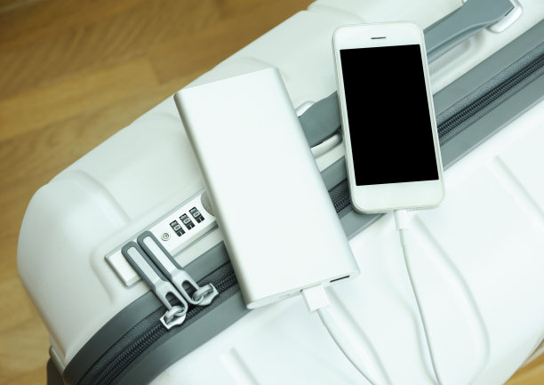 用白色手提箱给手机充电图片下载