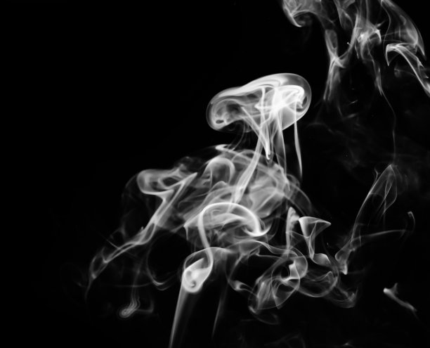 白色烟雾在黑色背景上的抽象碎片运动。图片下载