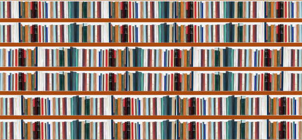 书架在白色的墙上五彩缤纷，全景图片下载