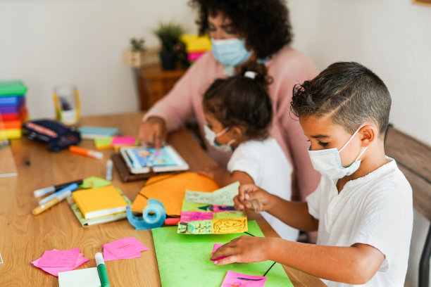 教师和孩子佩戴防护口罩-学校有冠状病毒安全措施图片下载
