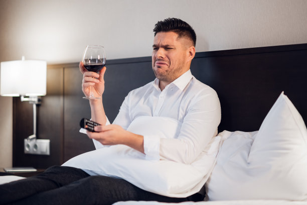 年轻的商人晚上在卧室里承受压力图片下载