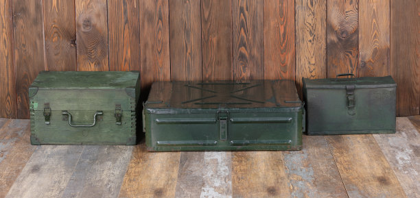 木制背景上的绿色军用盒子图片下载