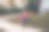 不给糖就捣蛋。带着红色南瓜篮子的快乐的小女孩要在万圣节期间不给糖就捣蛋。可爱的小孩穿着派对女巫的服装去邻居家买糖果和点心。图片下载