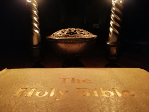 蜡烛和书籍宗教文本图片下载