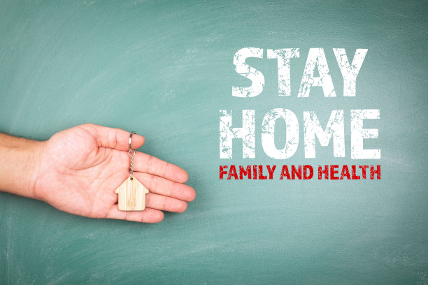 居家、家庭和健康理念。手拿钥匙链。绿色的粉笔板图片下载