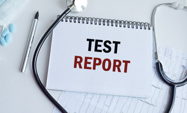 关于医学主题的笔记本题词。带医疗用品的桌子俯视图。医学概念。图片下载