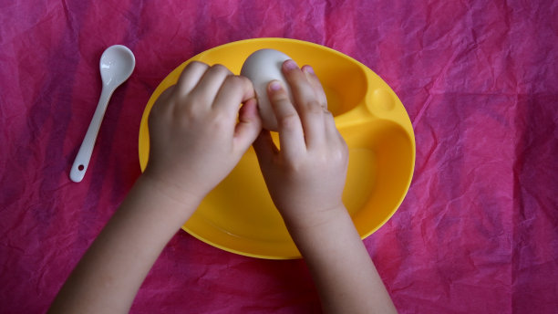 正上方的视图，幼童的手剥蛋壳图片下载