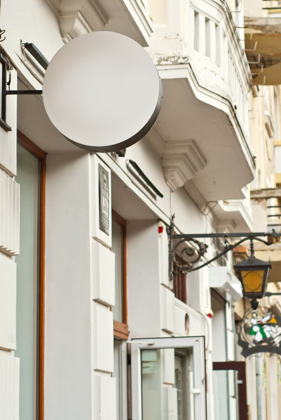 大楼上的圆形标志。复制空间和空间的文本。设计的模型。广告空白模板。图片下载