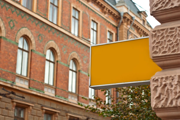 建筑上的长方形标志。复制空间和空间的文本。设计的模型。广告空白模板。图片下载
