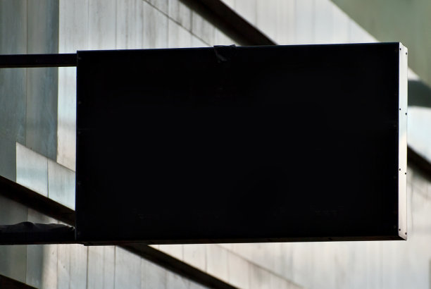 建筑上的长方形标志。复制空间和空间的文本。设计的模型。广告空白模板。图片下载