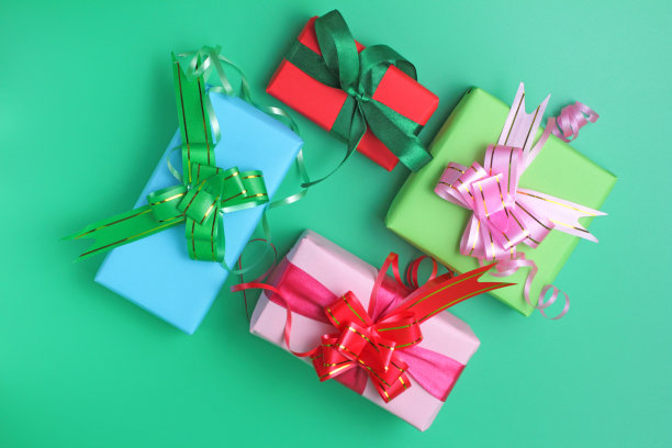 礼品在包装上以绿色为背景，俯视图，概念节日问候，放置文字。图片下载