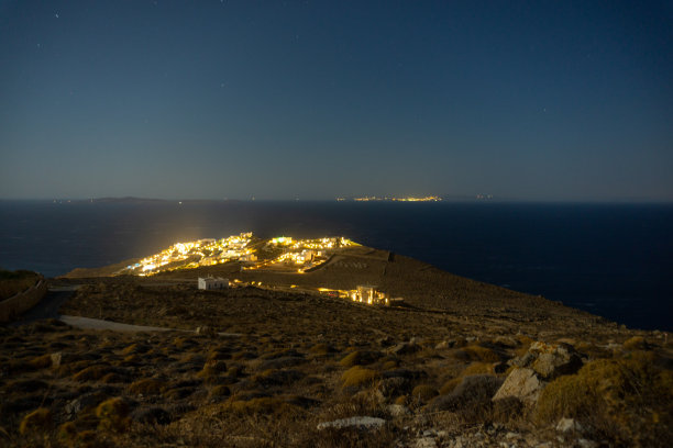 希腊米科诺斯岛夏日夜晚的爱琴海景色图片下载