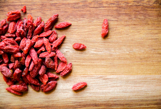 枸杞放在砧板上图片下载