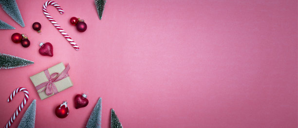 圣诞背景与礼物盒，糖果手杖和圣诞饰品在粉红色的背景图片下载
