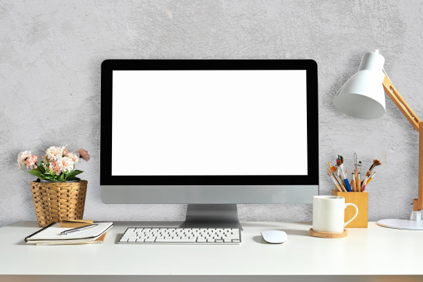 前视图的工作空间与空白电脑屏幕的图形显示蒙太奇。图片下载