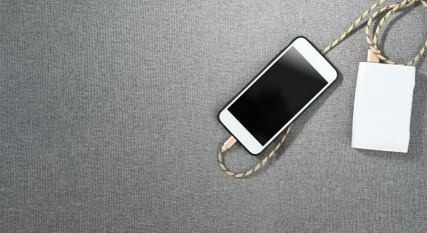 灰色的桌子上放着手机和手机。图片下载