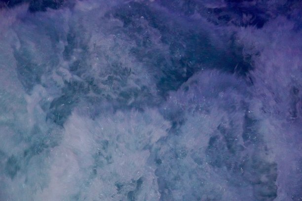 船后的脚印在水上。泡泡水的质地。滚烫的海浪从船上掀起图片下载