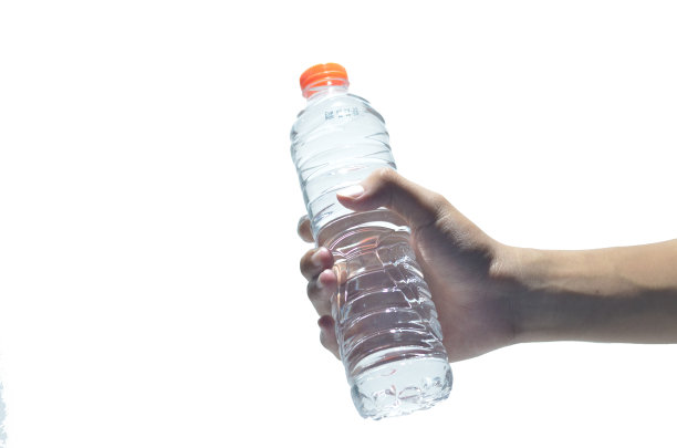双手拿着矿泉水瓶在孤立的白色背景图片下载