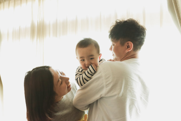 年轻的亚洲家庭的肖像图片下载