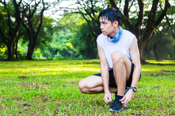 一个亚洲人在阳光明媚的日子里在公园里跑步图片下载