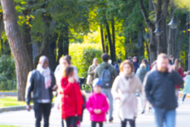 莫斯科，人们在城市公园散步的模糊画面图片下载