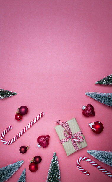 可爱的圣诞背景与礼盒，糖果手杖和圣诞装饰品在红色的背景图片下载