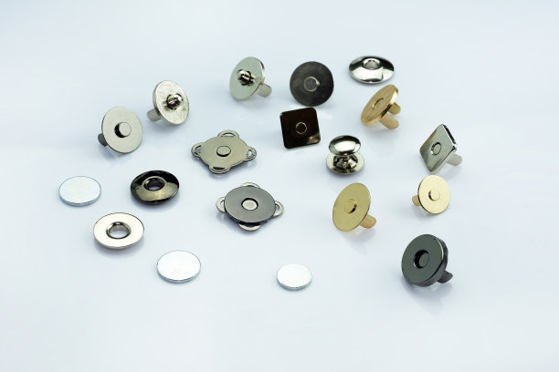 制作钱包和背包的磁性按钮。图片下载