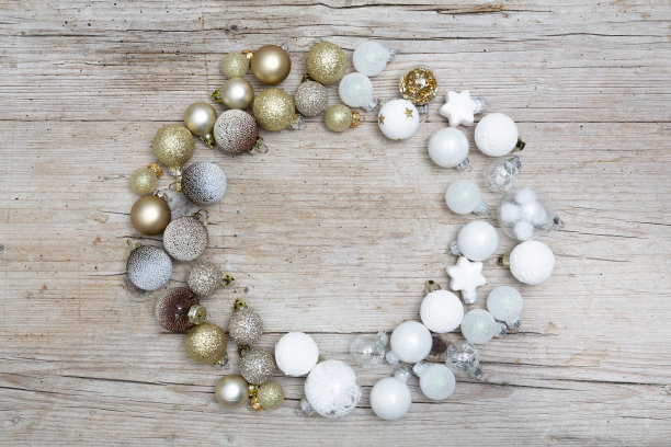 木制的圣诞背景横幅与金色和银色的圣诞装饰品图片下载