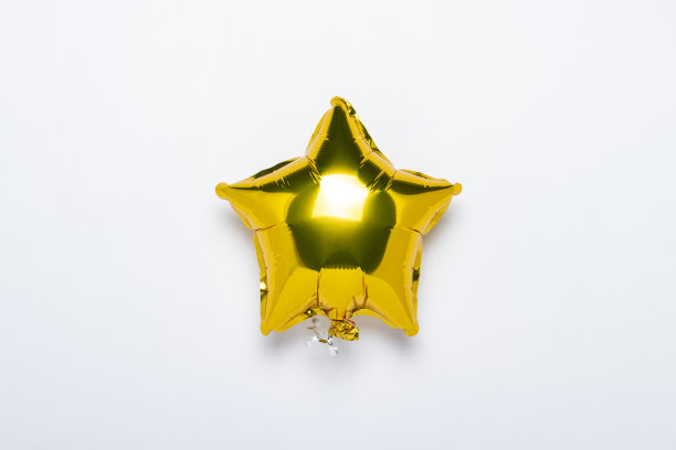 金色的气球、星星和五彩纸屑在白色的背景上。节日、聚会、生日、装饰的概念。横幅平躺，俯视图图片下载