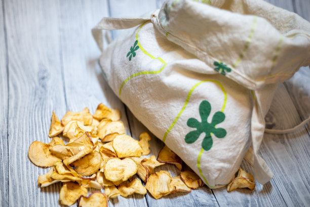 近距离的干苹果在木桌纹理图片下载