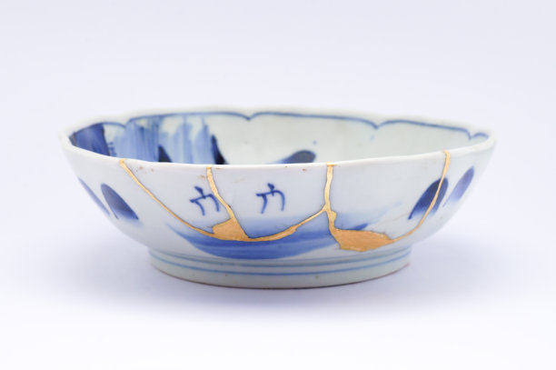 用金木技术修复的日本古董碎盘图片下载