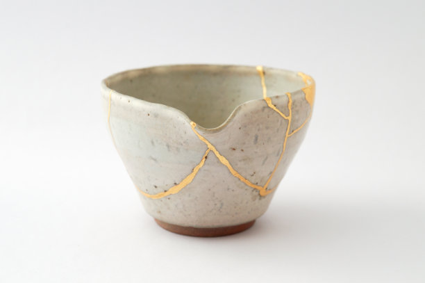 金木修复的日本米色古董破茶壶图片下载