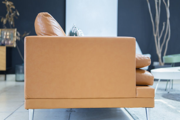 舒适的沙发，桌子和椅子在客厅图片下载