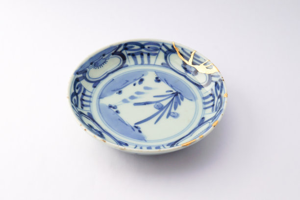 金杉古董破碎的日本盘子用黄金修复。图片下载