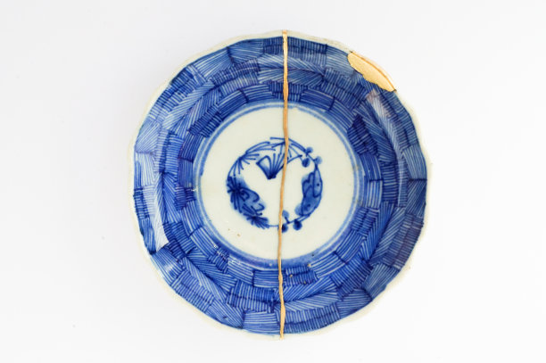 金杉古董破碎的日本盘子用黄金修复。图片下载